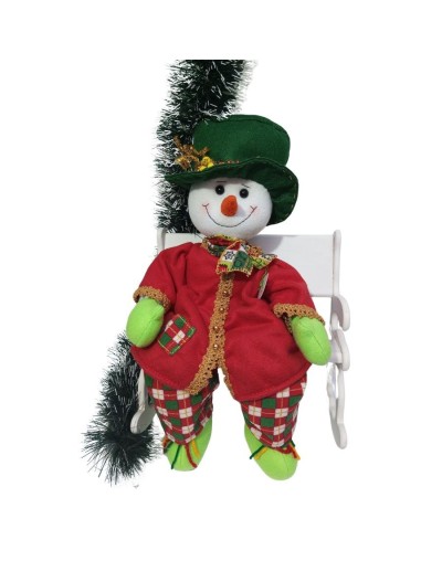 Muñeco de nieve con sombrero verde