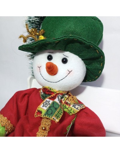 Muñeco de nieve con sombrero verde