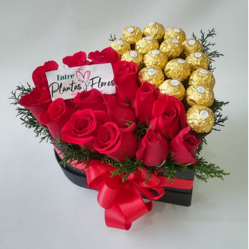 Corazón de rosas con 16 chocolates