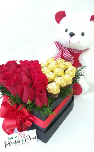 Corazón de rosas con chocolates y oso
