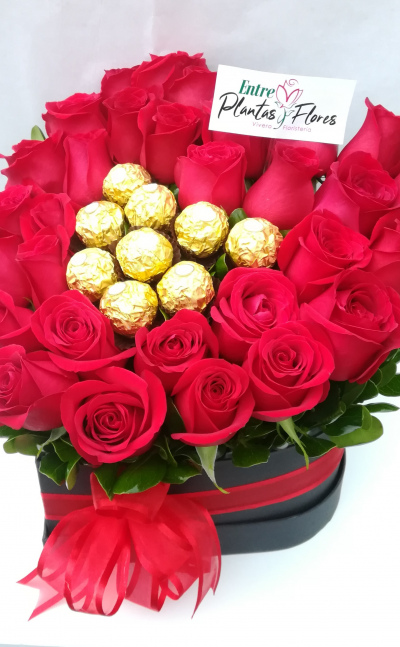 Corazón de rosas con 9 chocolates
