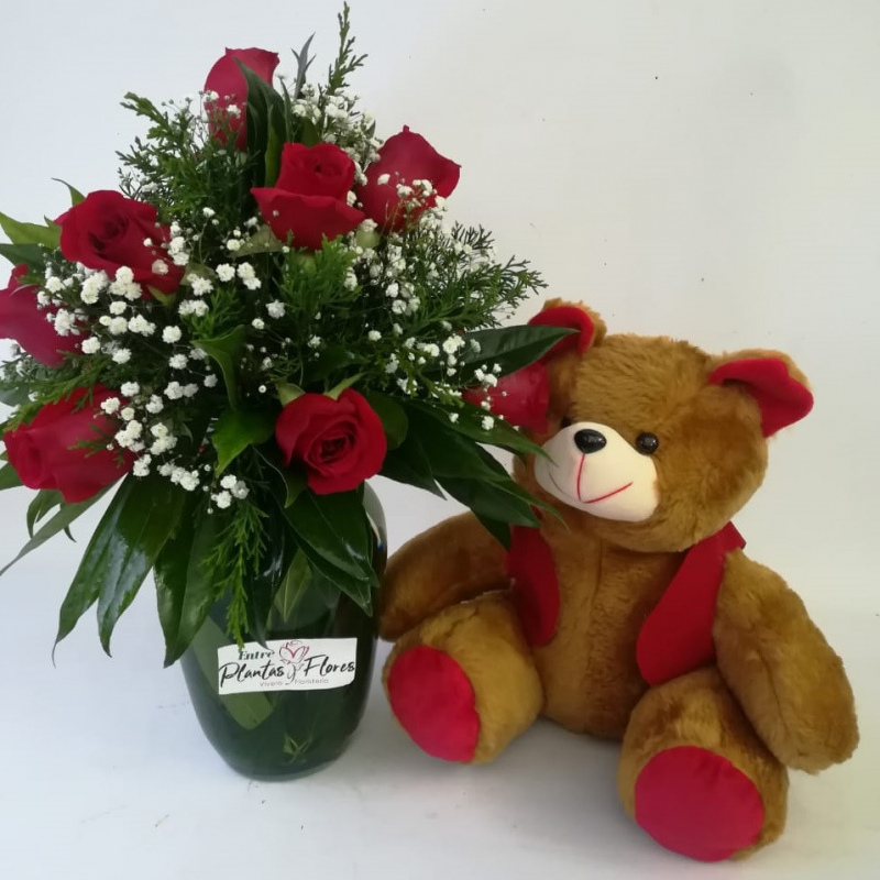 Rosas en jarrón y oso