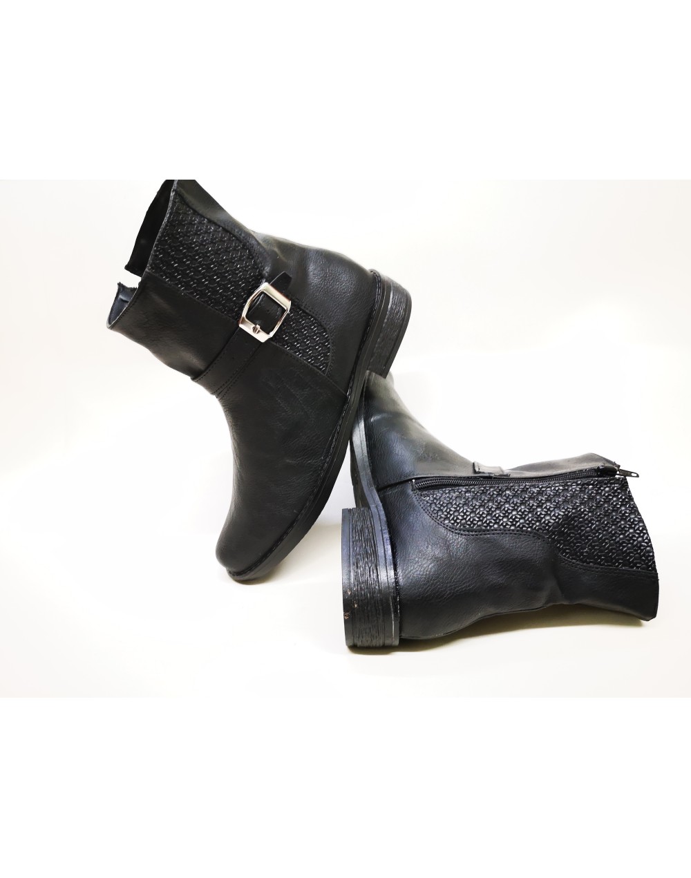 Botines negros planos de moda para mujer