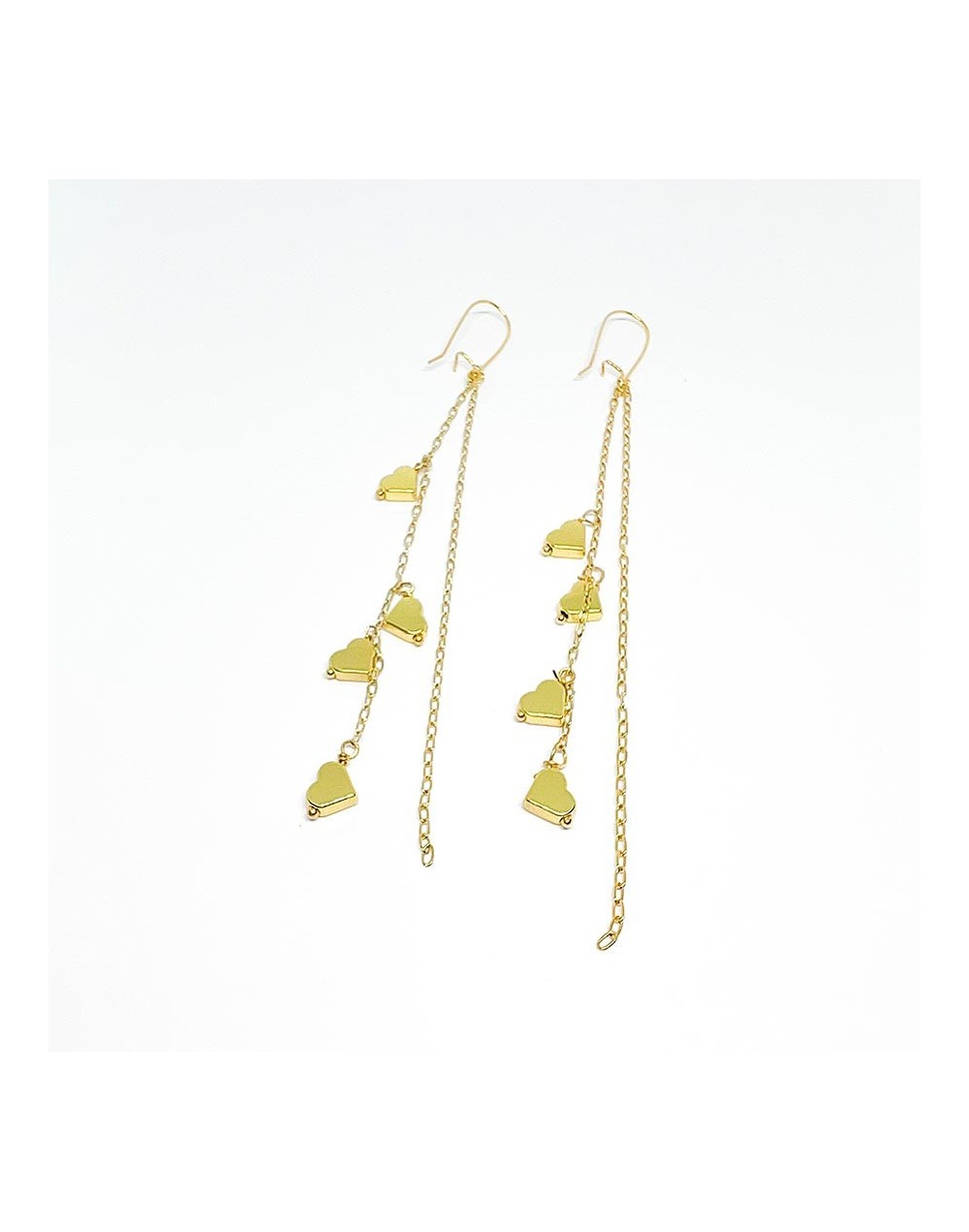 Aretes largos con corazoncitos en bronce con baño de oro