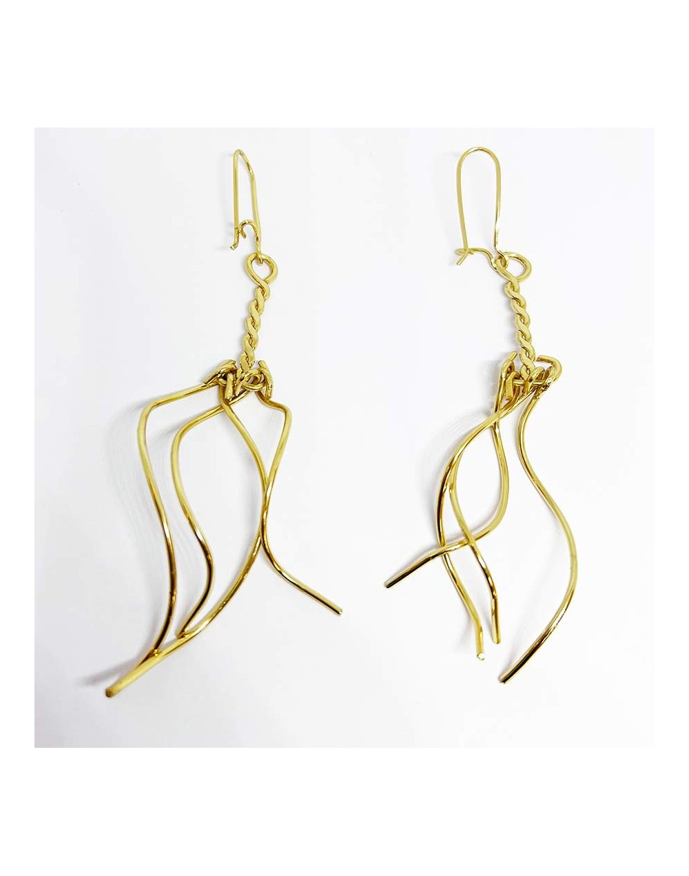 Aretes largos y grandes dorados inspirados en las arañas