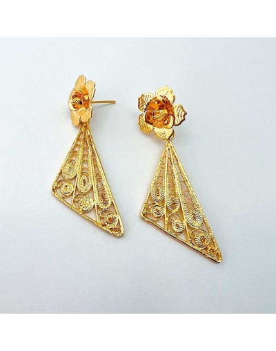 Aretes dorado en filigrana con topo rosa