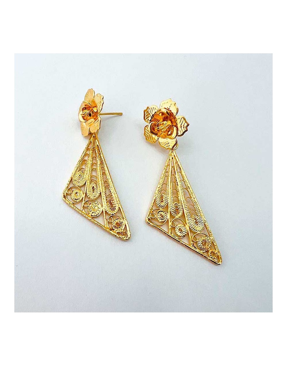 Aretes dorado en filigrana con topo rosa