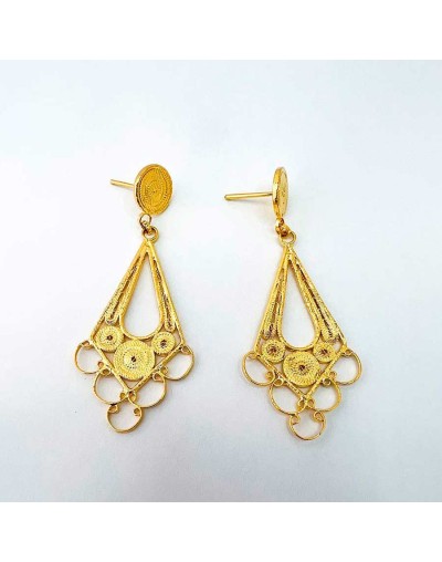 Aretes dorados largos hechos en filigrana colombiana