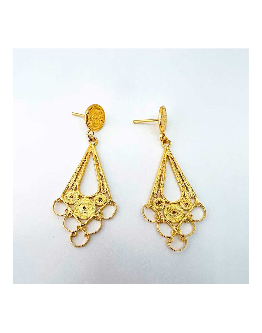 Aretes dorados largos hechos en filigrana colombiana