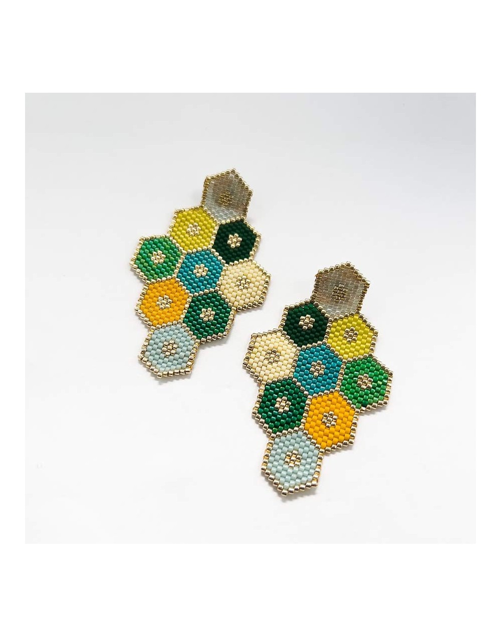 Aretes hexagonos largos tejidos en miyuki