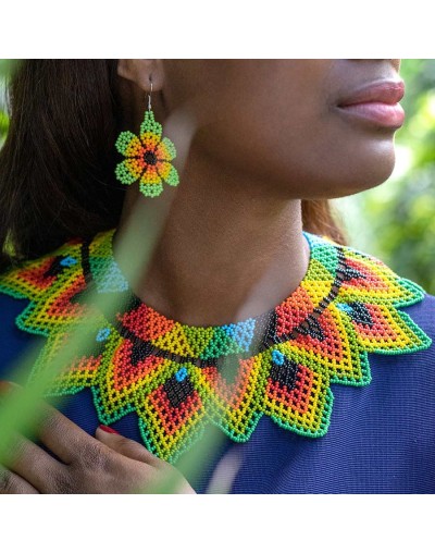 Set de collar y aretes tejido en mostacilla a mano