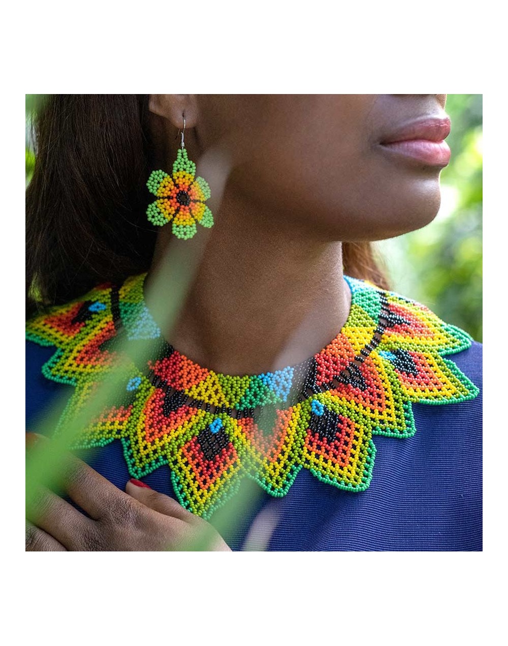 Set de collar y aretes tejido en mostacilla a mano