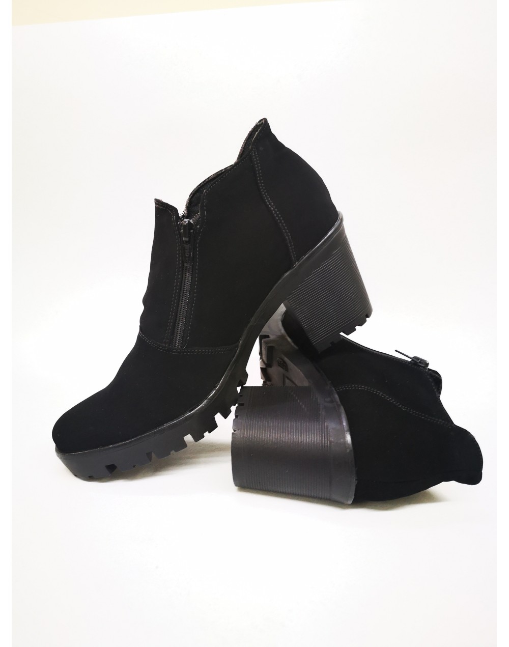 Botines para mujer con tacón grueso en color negro