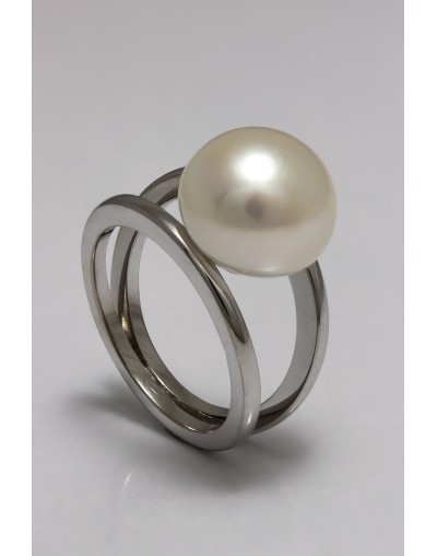Anillo de oro blanco y perla en aro doble