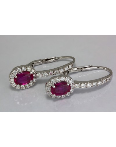 Aretes de rubí en oro blanco con 42 diamantes