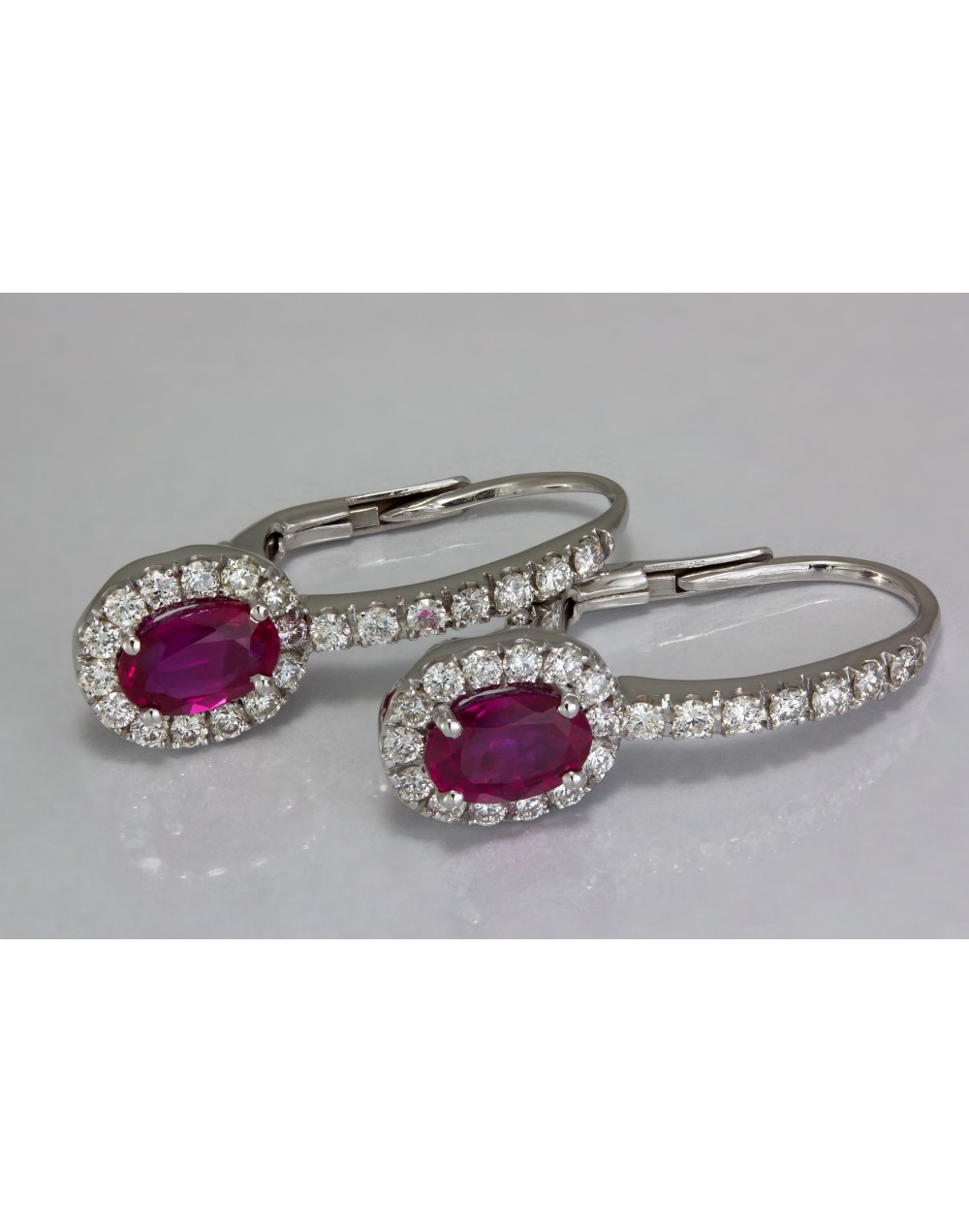 Aretes de rubí en oro blanco con 42 diamantes