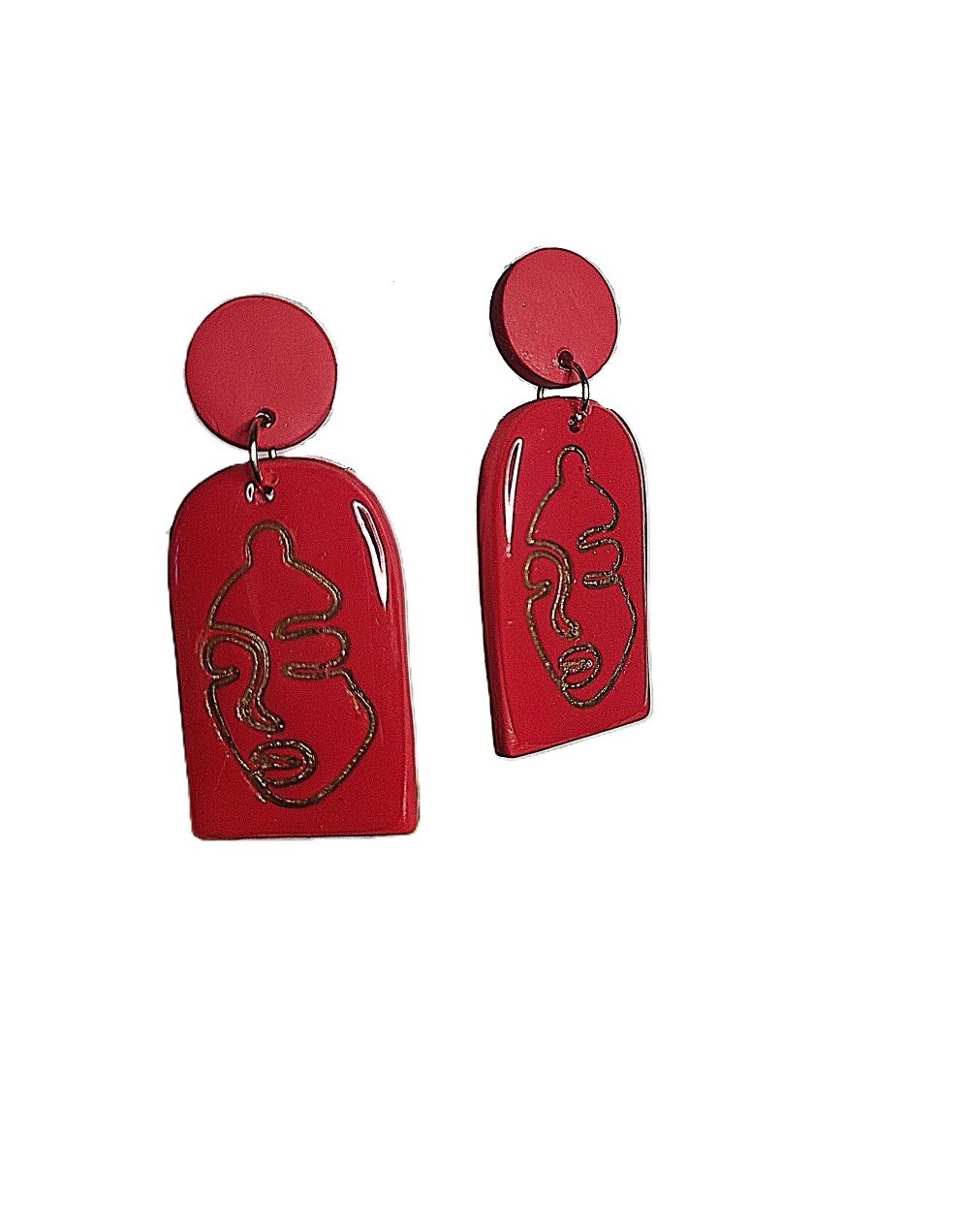 Aretes rojos rostro