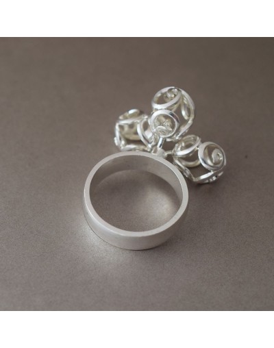 Anillo globos trazos danzantes