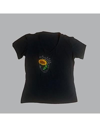 Camiseta bordada a mano, de corazón nace un girasol