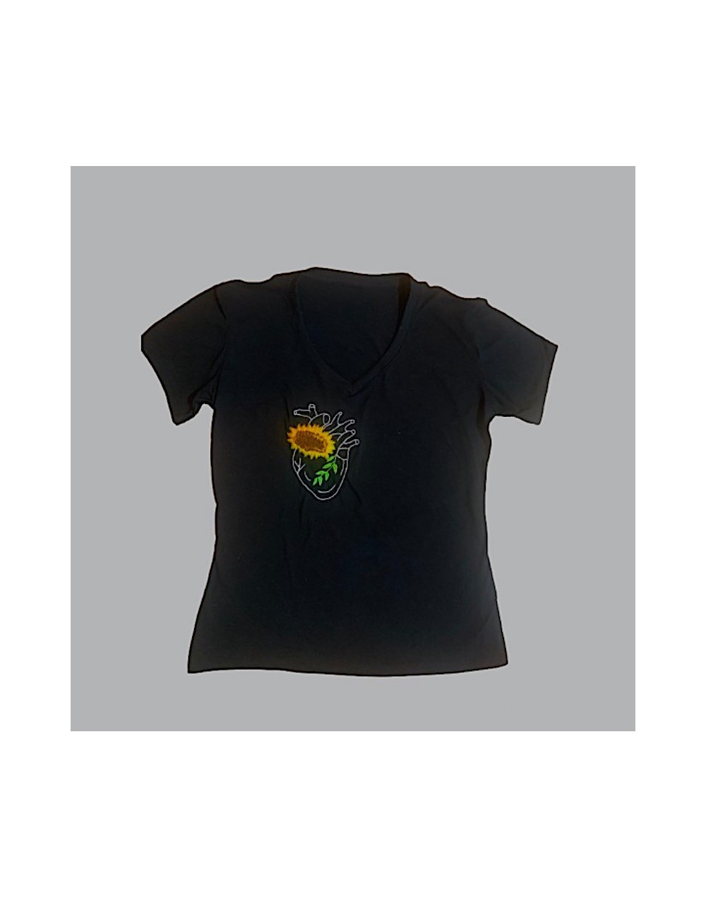 Camiseta bordada a mano, de corazón nace un girasol