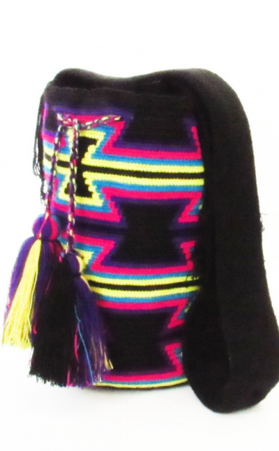 Mochila wayuu con diseño fondo negro fucsia