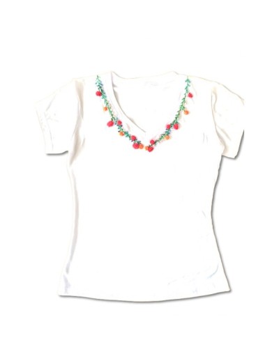CAMISETA EN V EN ALGODON, BORDADA CON FLORES EL CUELLO