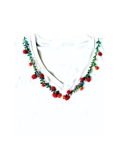 CAMISETA EN V EN ALGODON, BORDADA CON FLORES EL CUELLO