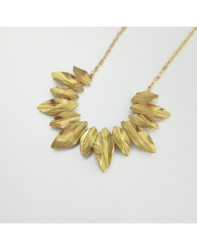 Collar dorado flores del jardín