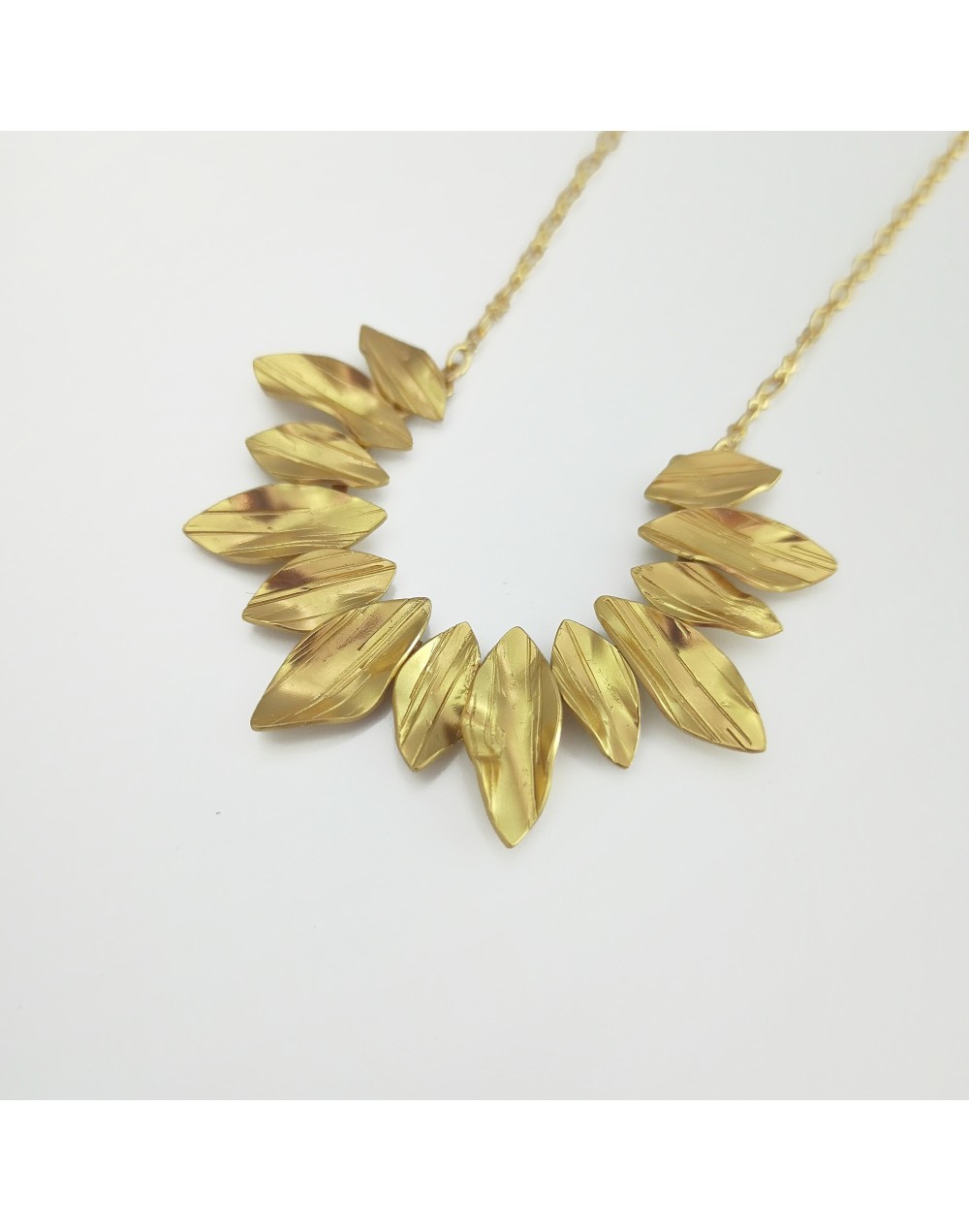Collar dorado flores del jardín