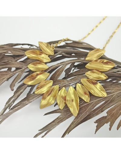 Collar dorado flores del jardín