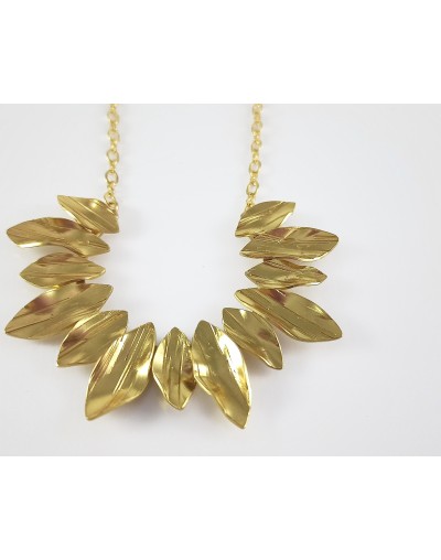 Collar dorado flores del jardín