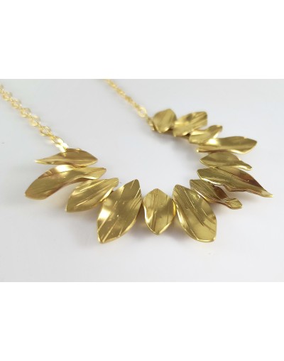 Collar dorado flores del jardín