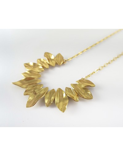 Collar dorado flores del jardín