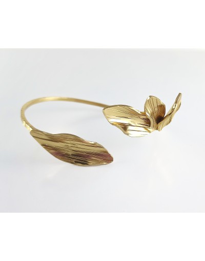 Pulsera dorada flores del jardín
