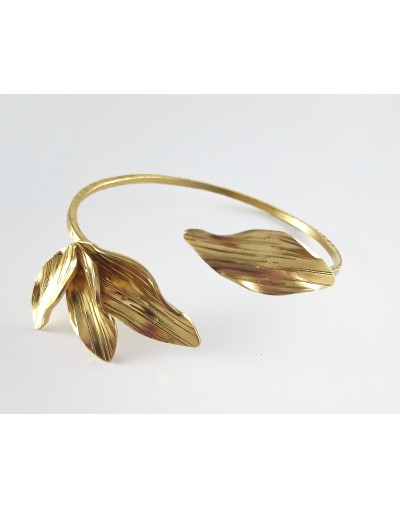 Pulsera dorada flores del jardín