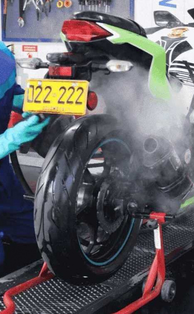 Ecolavado de motocicleta a vapor. limpieza profunda (incluye silicona, grafitado y abrillantador)