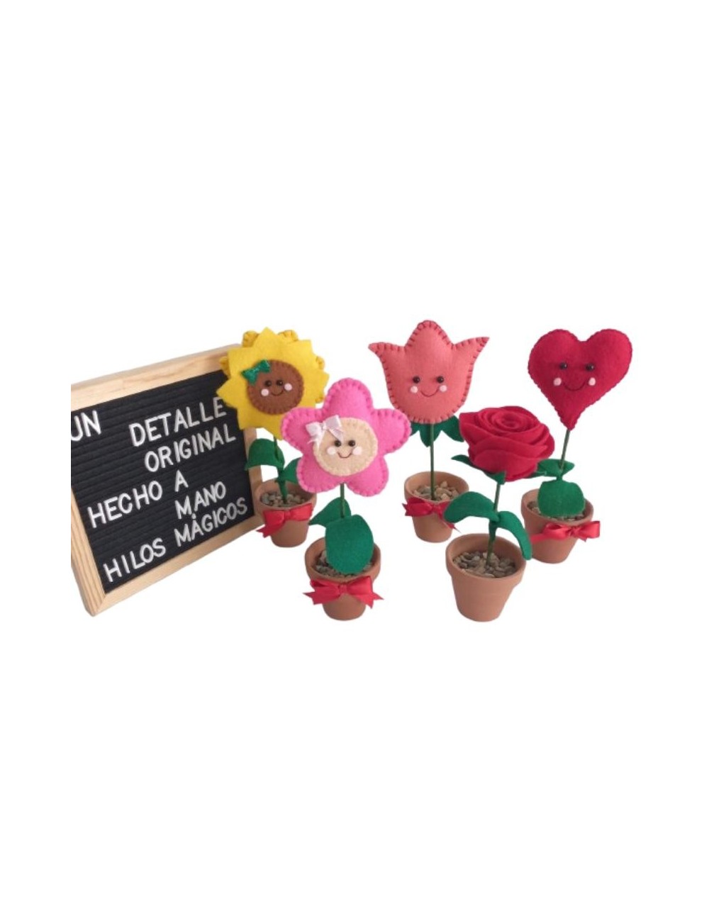 Macetas de barro pintadas a mano y decoradas con delicadas flores de paño lency