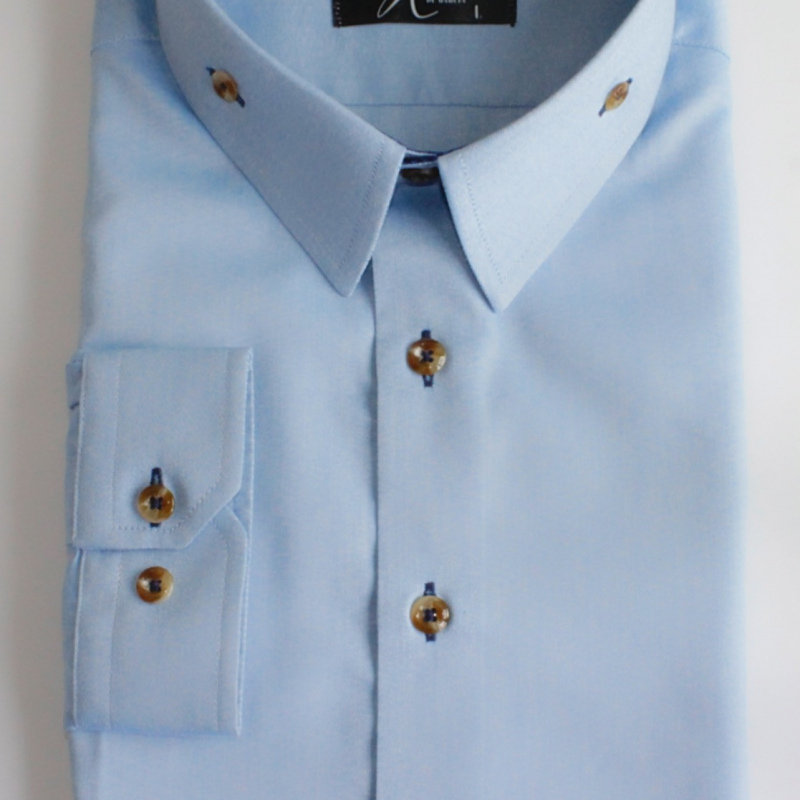 Camisa Azul Botón Lateral en Cuello 