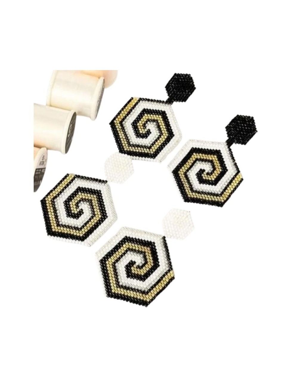 Aretes Hexagonales en Negro, Blanco y Dorado – Elegancia Artesanal 
