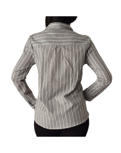 Camisa gris rayas blancas