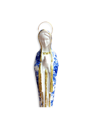 Virgen Peregrina hecha a mano – Figura de 23 cm para el camino de la fe