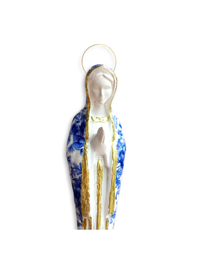 Virgen Peregrina hecha a mano – Figura de 23 cm para el camino de la fe