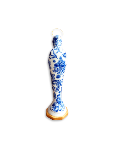 Virgen Peregrina hecha a mano – Figura de 23 cm para el camino de la fe