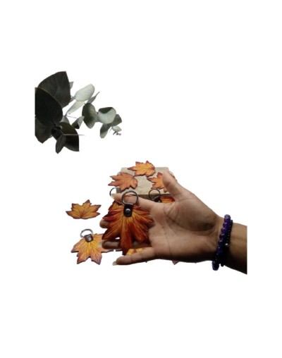 Otoño en Movimiento: Llavero de Hoja en Cuero Pintado a Mano