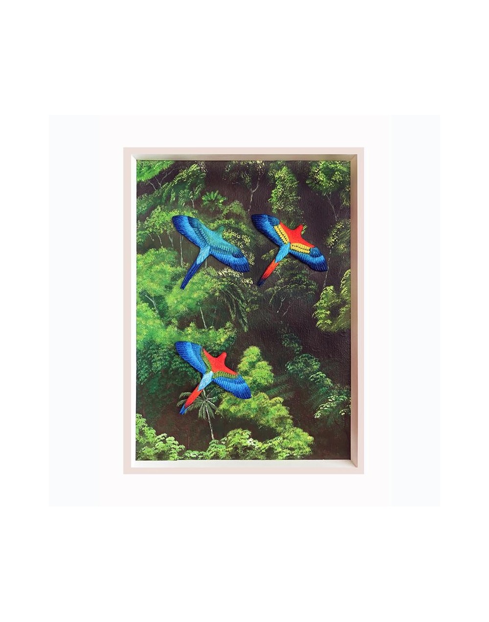 Tres guacamayas sobre selva