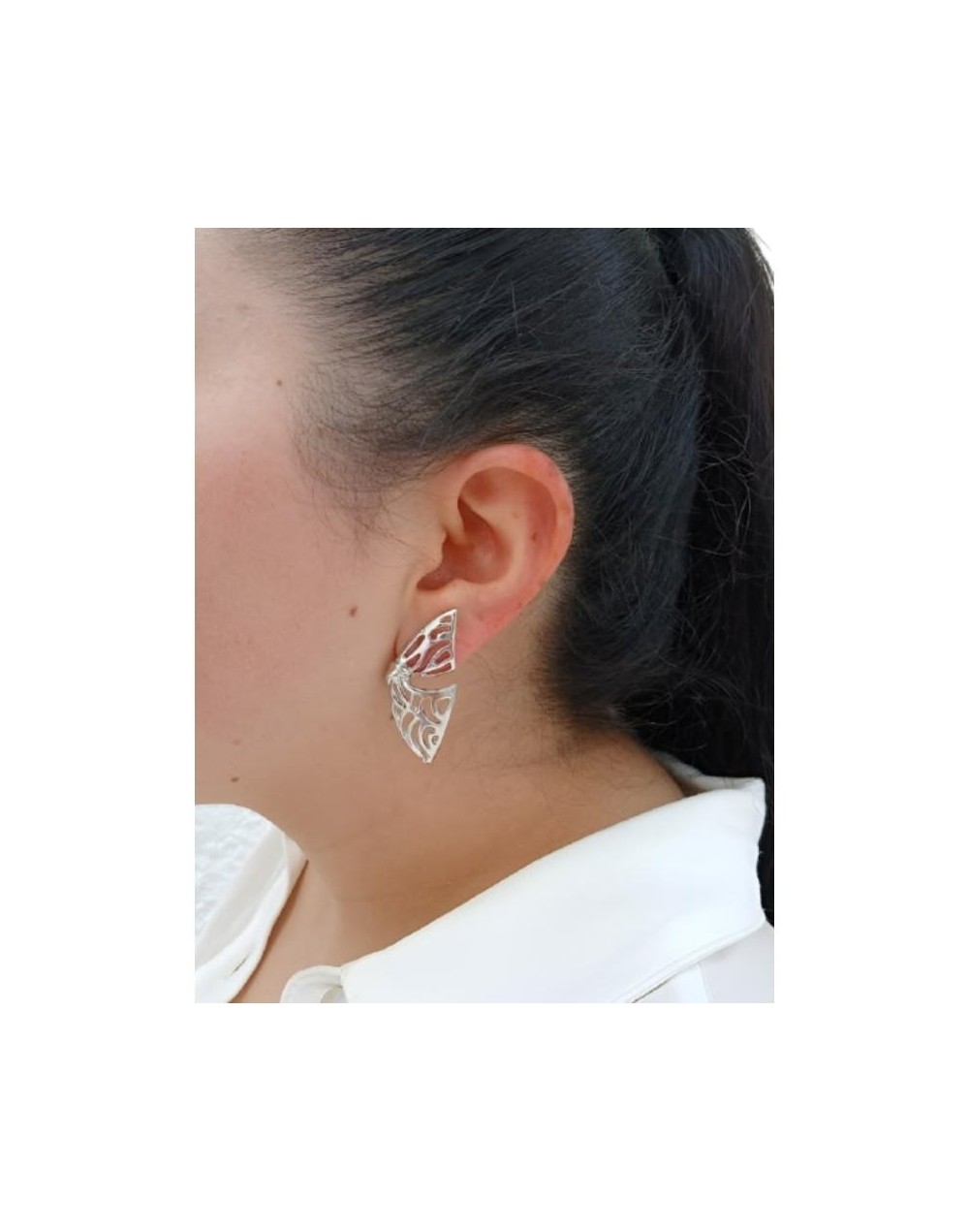 Aretes plateados de mariposa