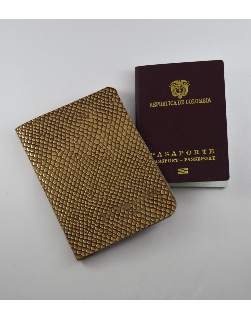 Portapasaporte Dorado escamas