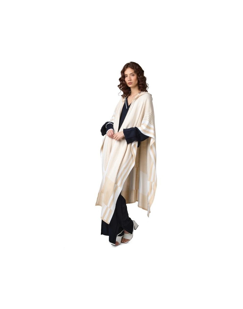 OMA873U09 Ruana Taylor Color Beige Marfil Talla Unica