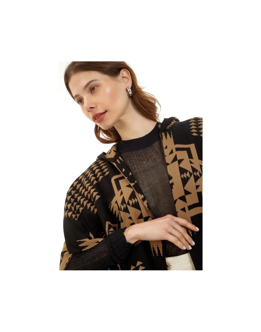 OMA782U01 Ruana Artesanal Capota Pirámides Doble Faz Color Negro Camel Talla Unica 