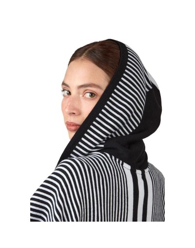 OMA873U01 Ruana Taylor Color Negro Marfil Talla Unica